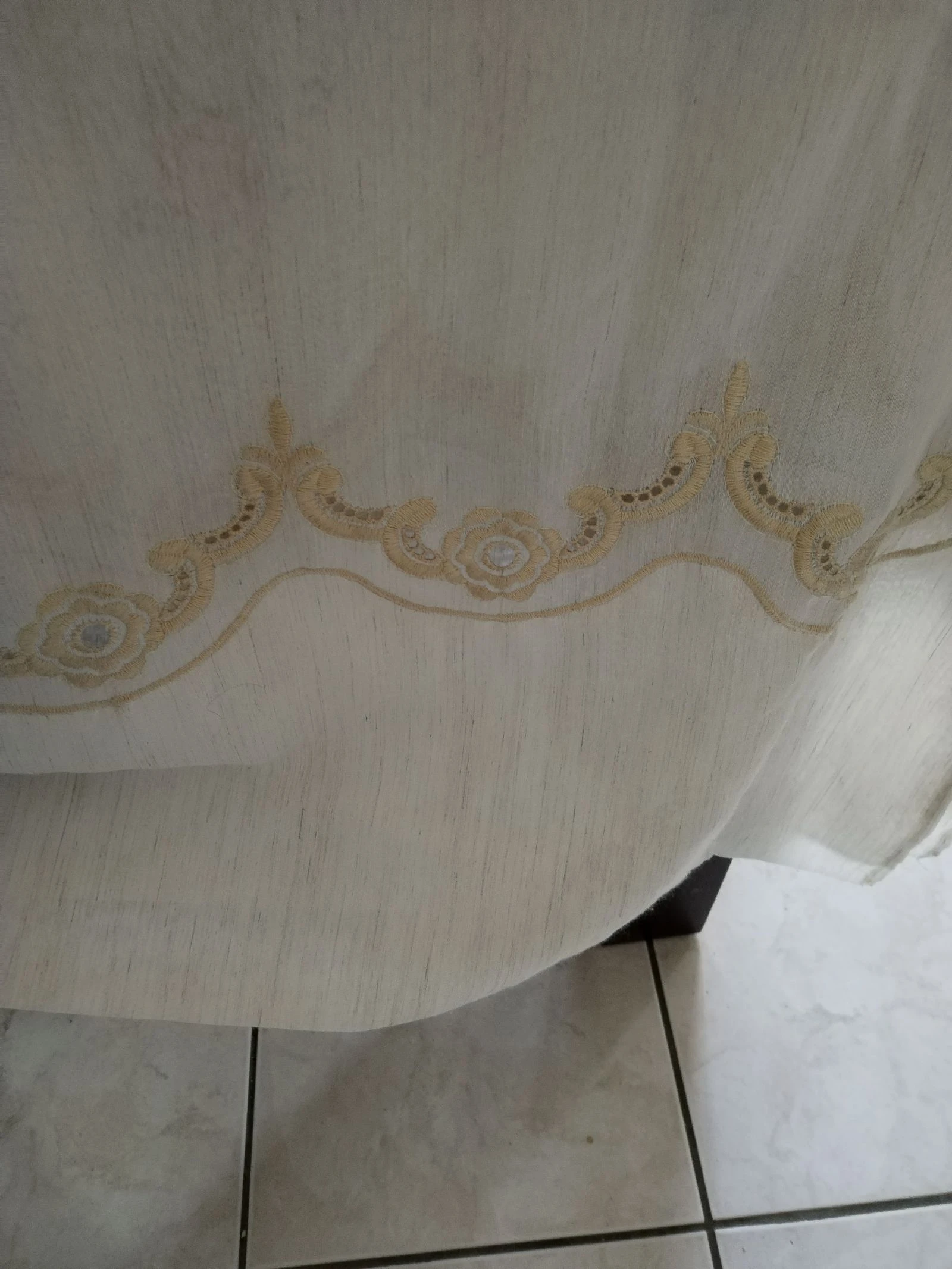 Muy bonita cortina vintage con bordados de color dorado. – photo 5